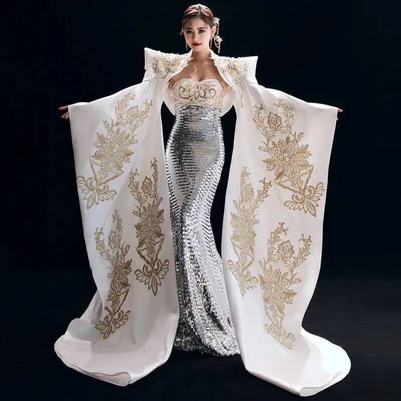 Formal Dress - El vestido formal del presentador es
