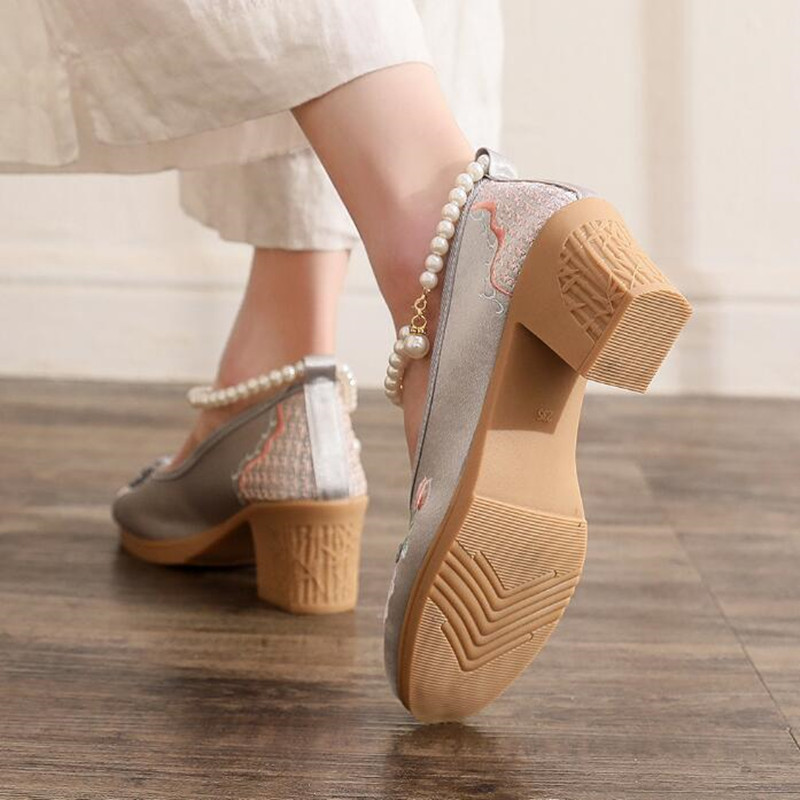 Zapatos de tacón alto bordados - Pump Heel Block reseña y precio